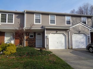 82 Oak Ln, Eatontown, NJ