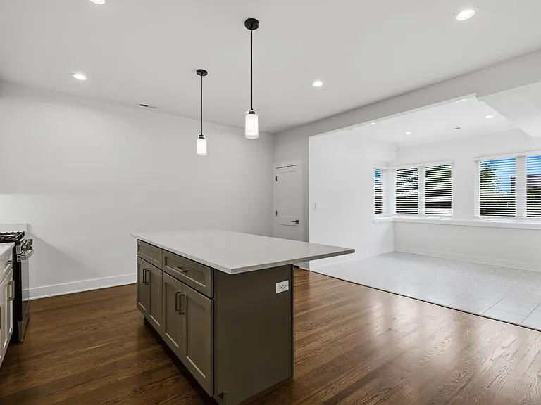 6914 N Sheridan Rd #1 — Photo 7
