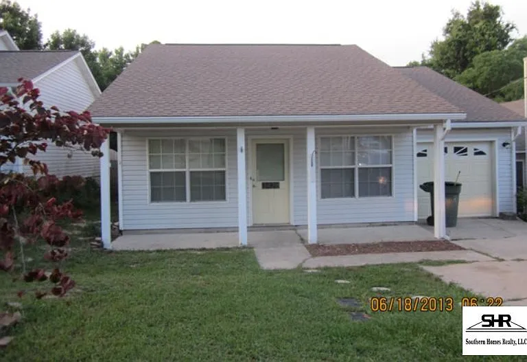3428 Riverside Dr — Photo 1