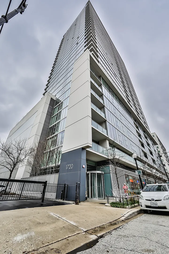 5901 N Sheridan Rd APT 2J photo 1