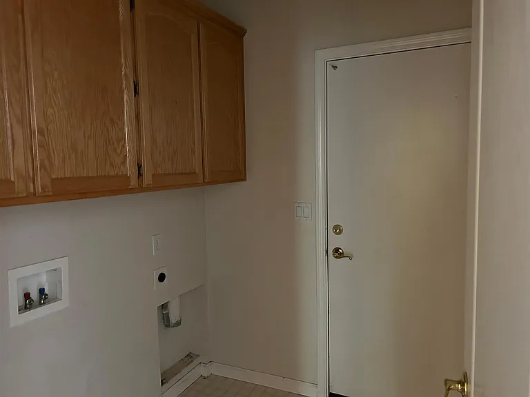 557 Kilsyth Ct — Photo 8