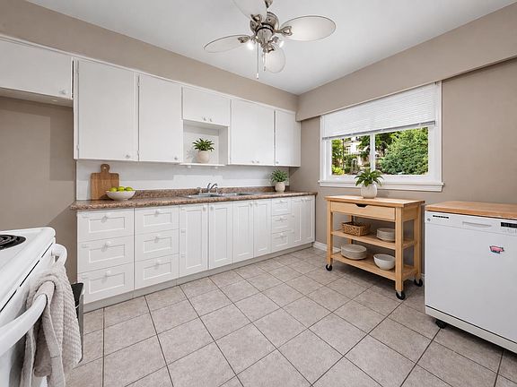 5th image of 4561 Nanaimo St
