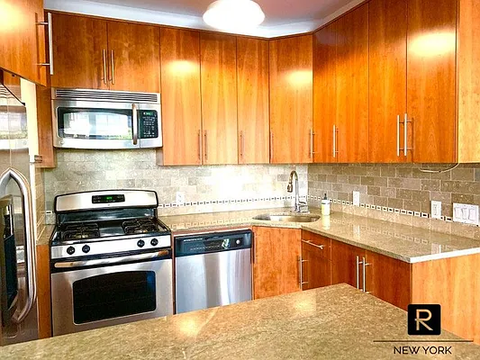 Sold by R New York | media 7
