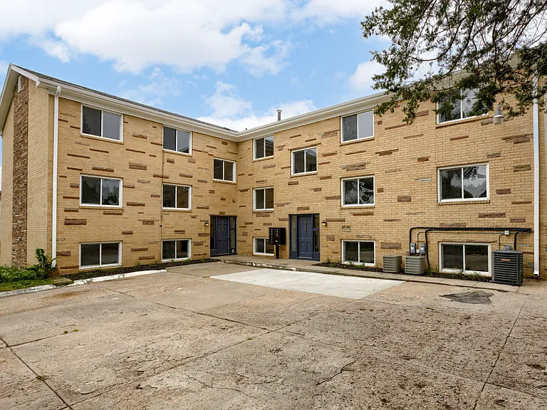 4713 Davenport St #10 — Photo 8