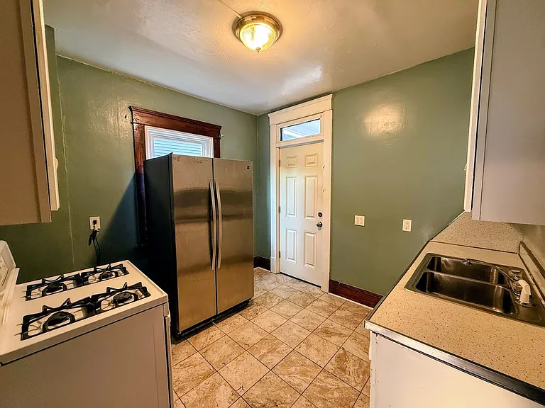 820 McGregor Ave NW — Photo 5