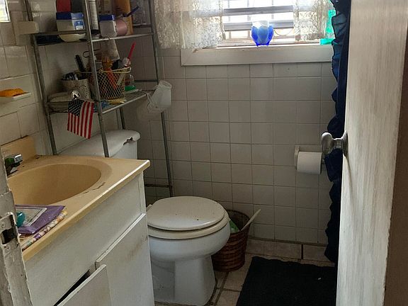 5th image of 233 Sanders Rd