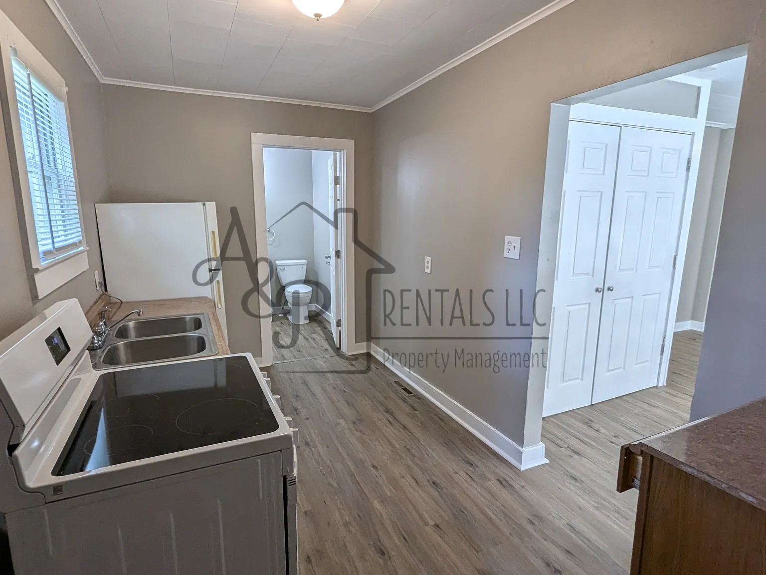 908 East 8th Street - 1 — Photo 4