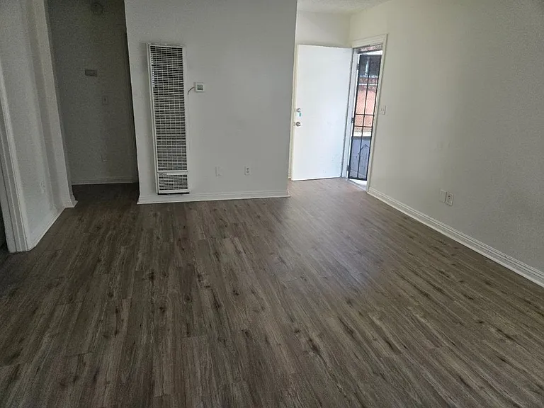 736 1/2 W Century Blvd — Photo 1