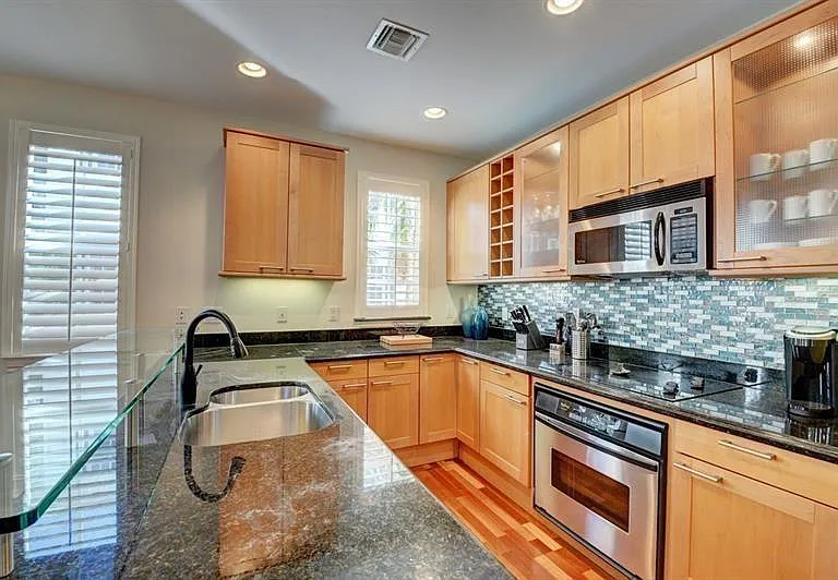 306 E Mallory Cir — Photo 8