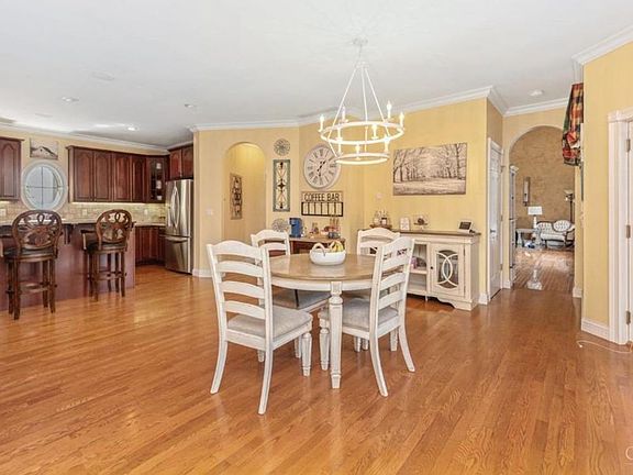 4th image of 185 Windfield Ln