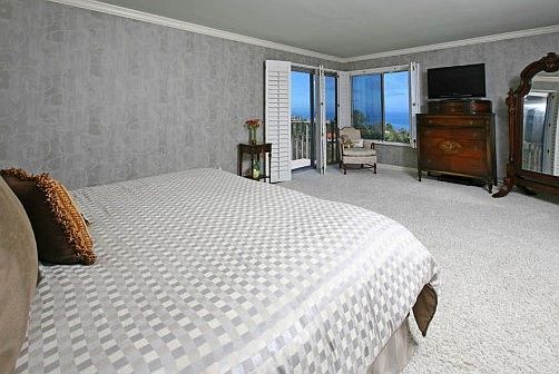 Large Master with Ocean View. Hear the Seals Bark