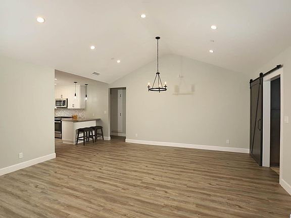 3rd image of 3306 Brookhill St