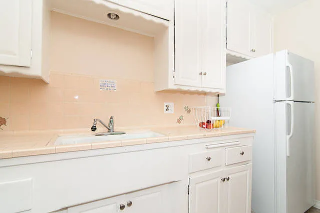 640 Elm Ave #R — Photo 8