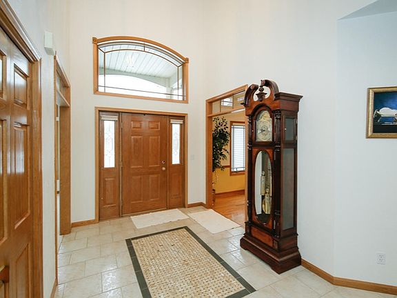 3rd image of 221 Barrington Cir E