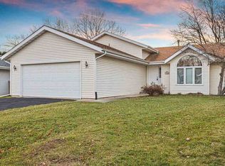 958 Stonefield Ln, Rockford, IL 61108