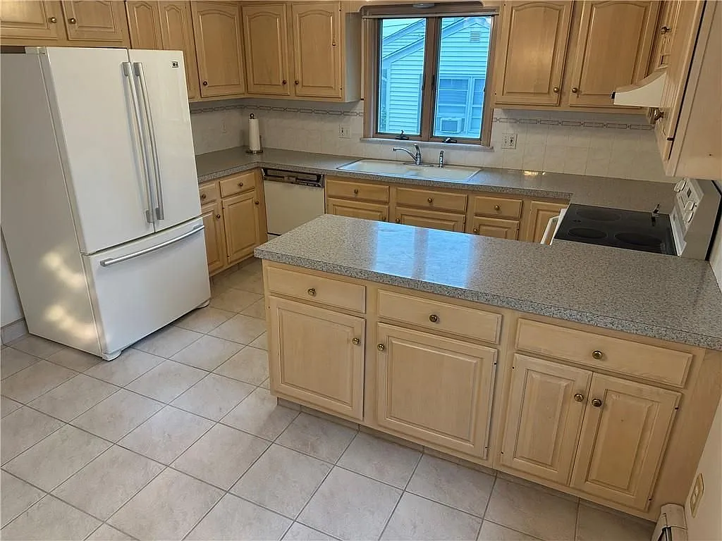 3 bed, 2.0 bath, 1316 sqft, $2,600 — Photo 3