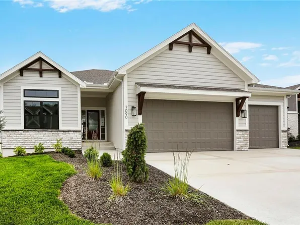 7090 NW Forest Lakes Dr, Parkville, MO 64152