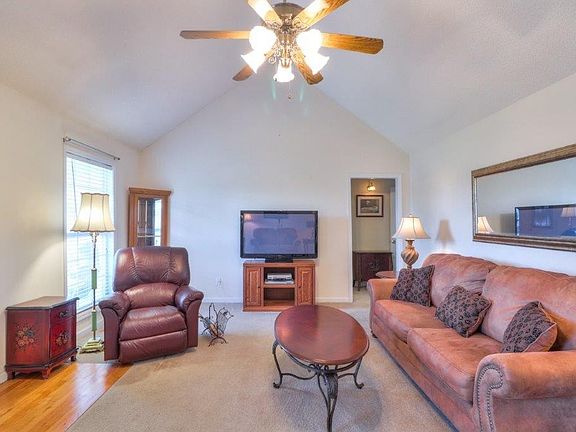 5th image of 409 Meadowlark Dr