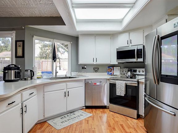 3rd image of 576 Maywood Way