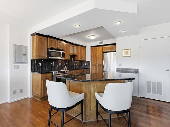 5th image of 803 W 48th St APT 605