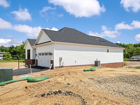 3rd image of 1001 Lakeside Dr