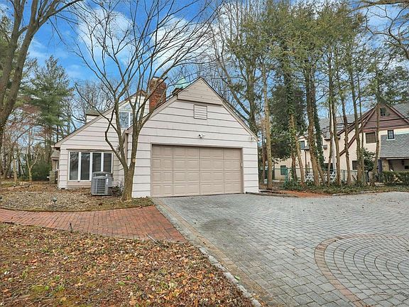 3rd image of 17 Hilltop Dr W