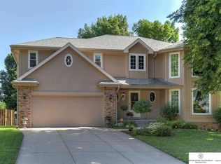 906 Michael Dr, Papillion, NE 68046