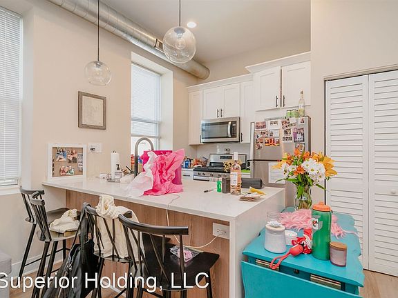 2nd image of 1447 W Superior St #105