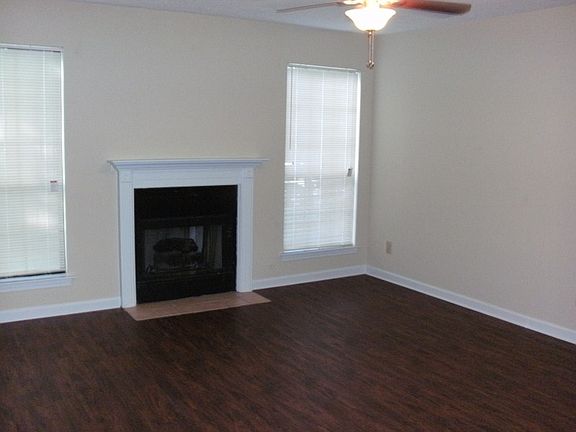 http://www.propertyboss.net/CustomerImages/EXCALIBR_92531/media/Properties/519%20Windchase%20Ln%20(DOM)\/zsmall_519WIN002.JPG