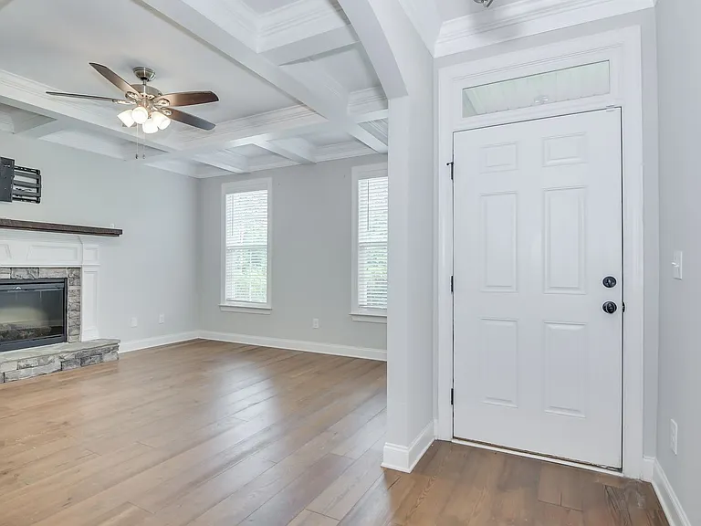 344 Colonnades Dr — Photo 4
