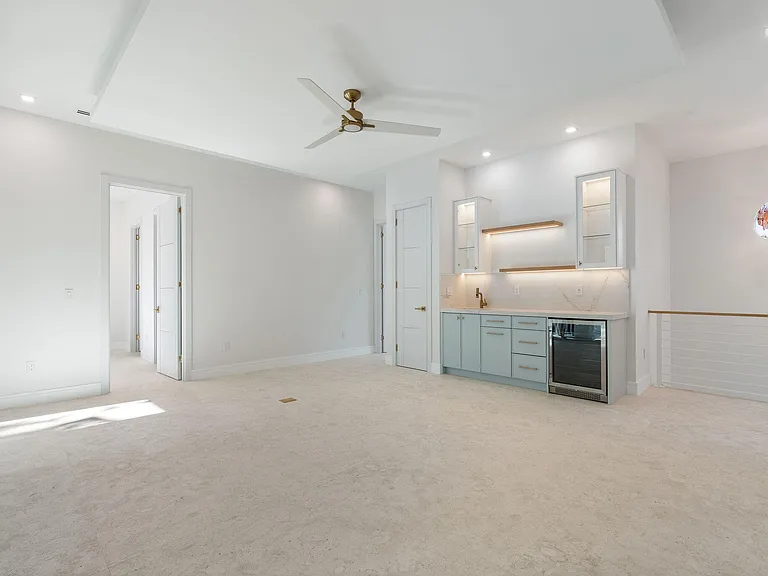 114 Royal Ln — Photo 24