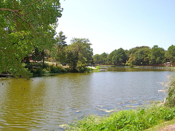 3rd image of 824 N Lakeside Dr