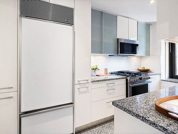 4th image of 160 E 65th St APT 16D