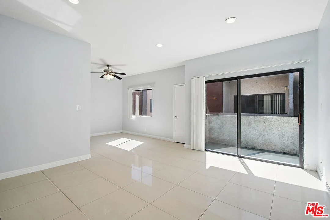 Building Photo - 5715 W Olympic Blvd #206