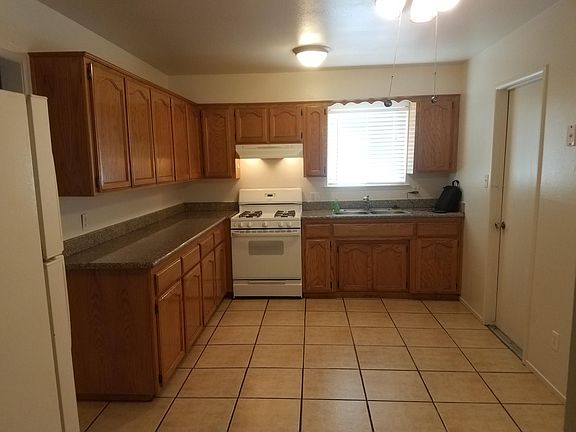 3rd image of 1025 E Florinda St