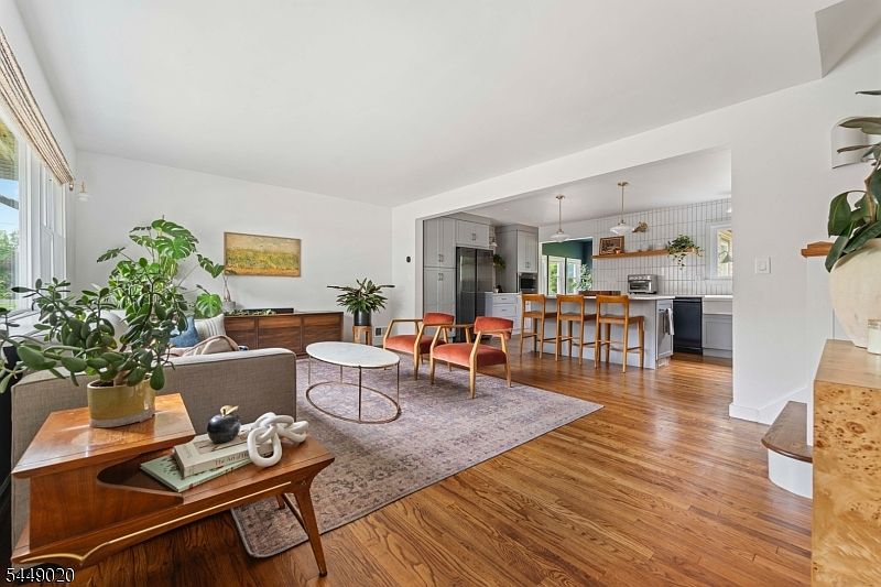 1st image of 430 W 6Th Ave