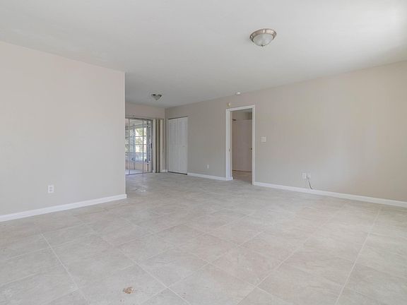 4th image of 10651 Laurel Park Dr