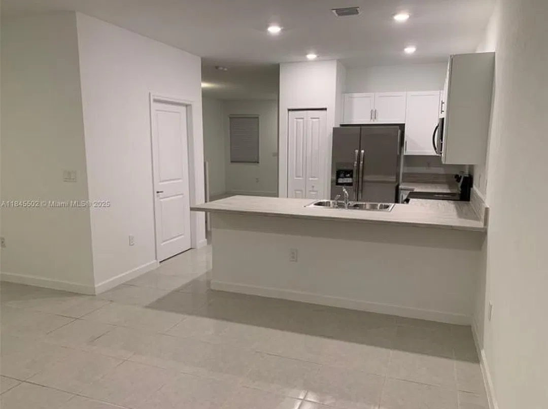 3 bed, 2.5 bath, 1612 sqft, $2,550 — Photo 3
