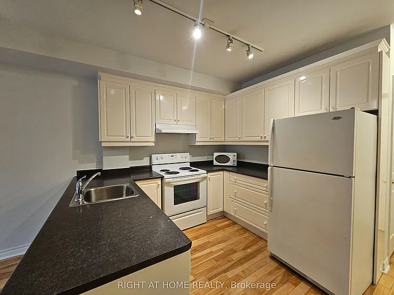 648A Yonge St #203 — Photo 1