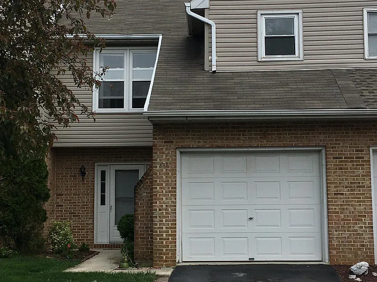 371 Jonathan Ct — Photo 1