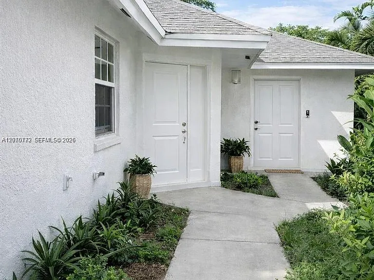 165 SW 5th Ct — Photo 2