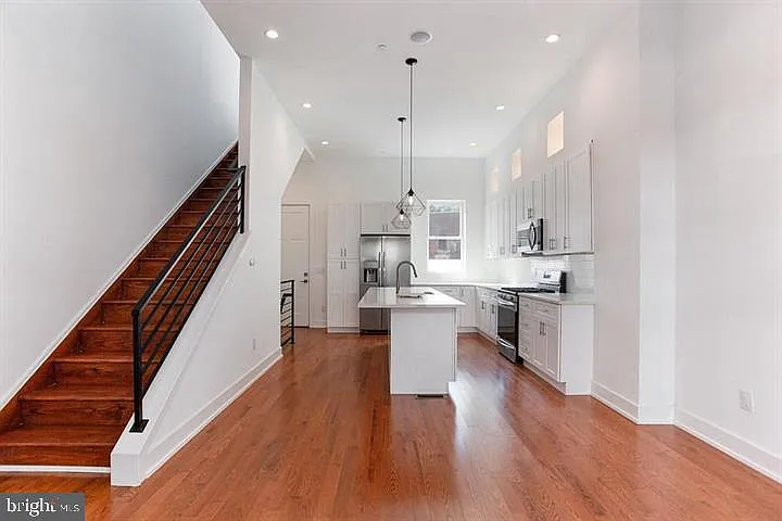 4 bed, 2334 sqft, $3,650 — Photo 2