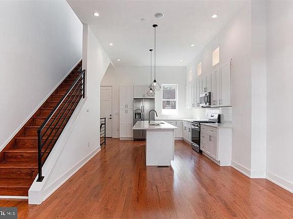 2nd image of 146 W Wildey St