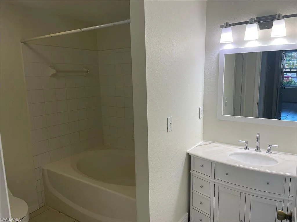 2 bed, 1.0 bath, 1052 sqft, $1,700 — Photo 4