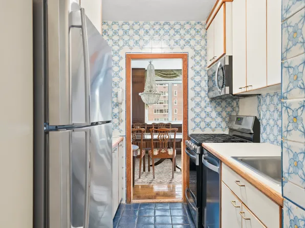 30 West 60th Street image 4 of 11