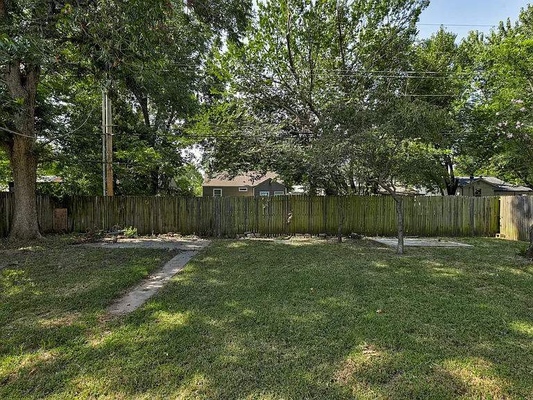 910 Garver St — Photo 44