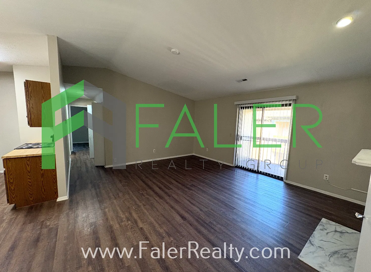 Spacious 2 bedroom condo - Available NOW! — Photo 2