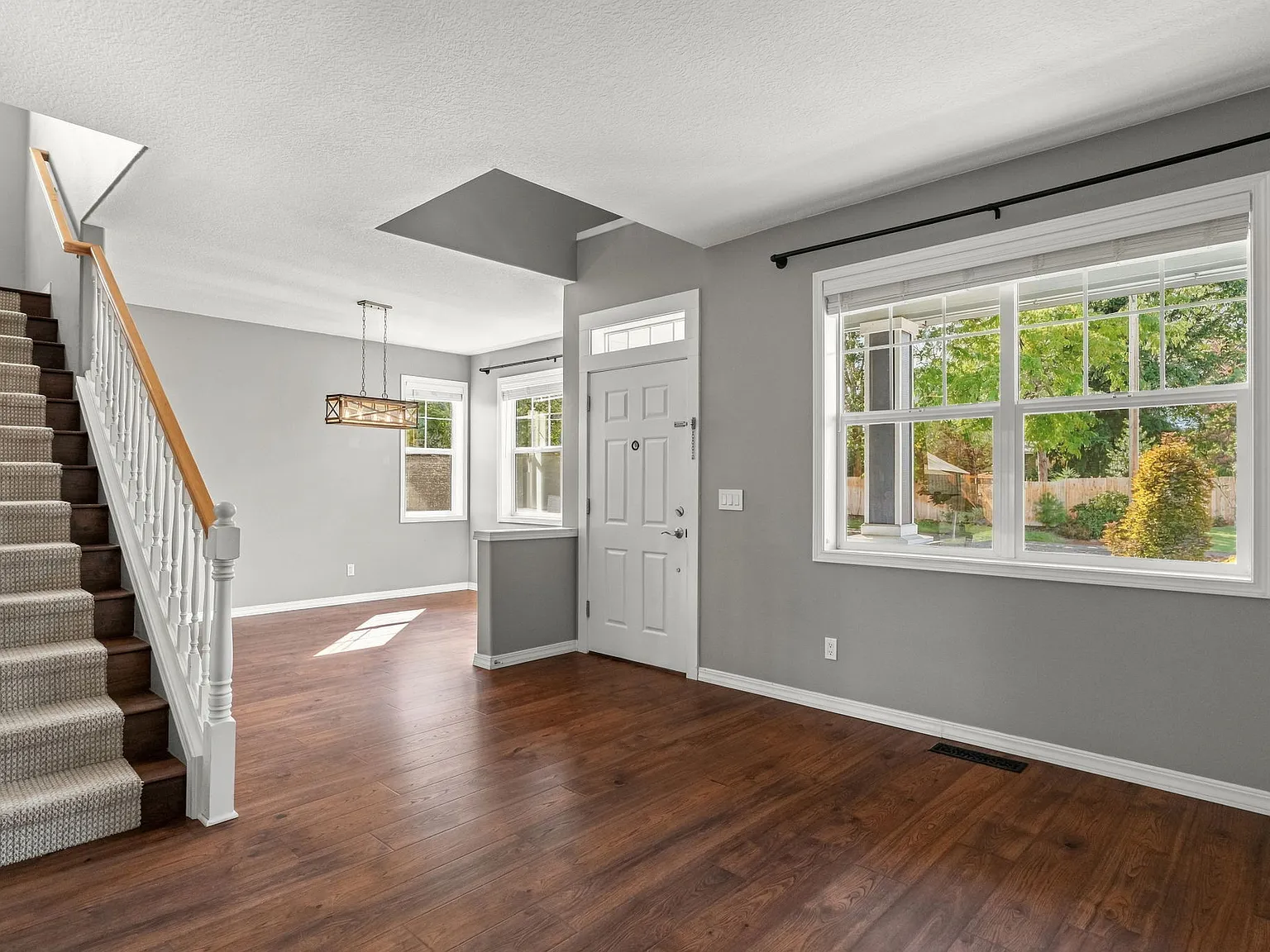 3 bed, 2386 sqft, $3,200 — Photo 3