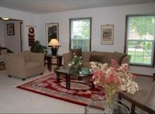 935 Knightsbridge Ln, Schaumburg, IL 60195