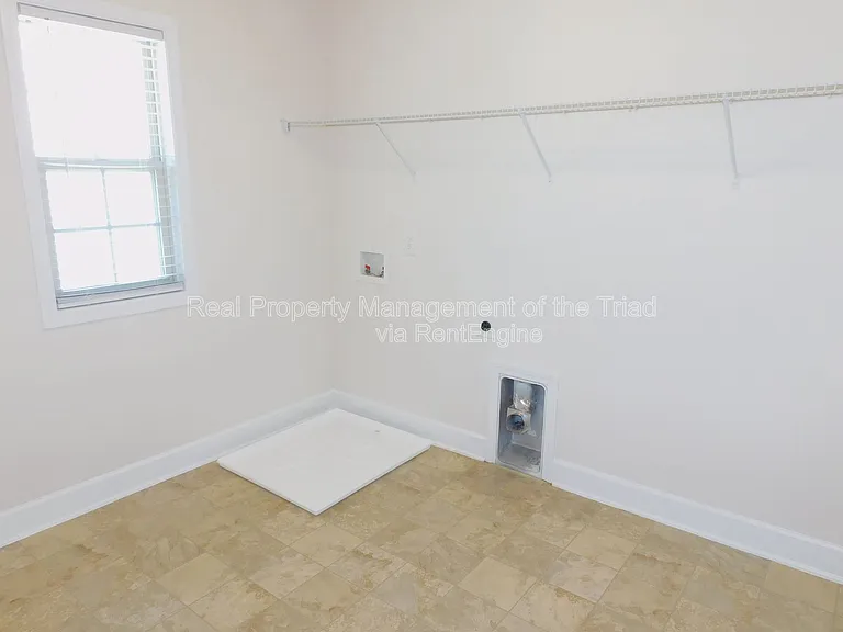 1427 Sawyer Ave — Photo 13